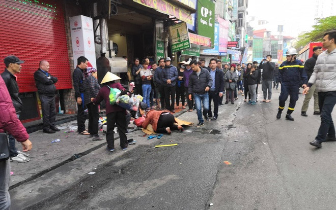 Vụ 'xe điên' đâm liên hoàn khiến cụ bà 73 tuổi tử vong: Tài xế ôm mặt khóc rưng rức, người thân nạn nhân gào khóc thảm thiết Ảnh 2