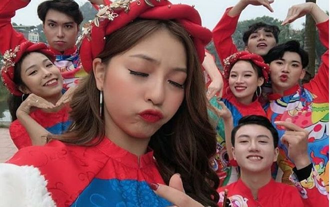 Bạn gái Quang Hải ra MV ca nhạc: Bản sao Thủy Tiên hay Hòa Minzy? Ảnh 2