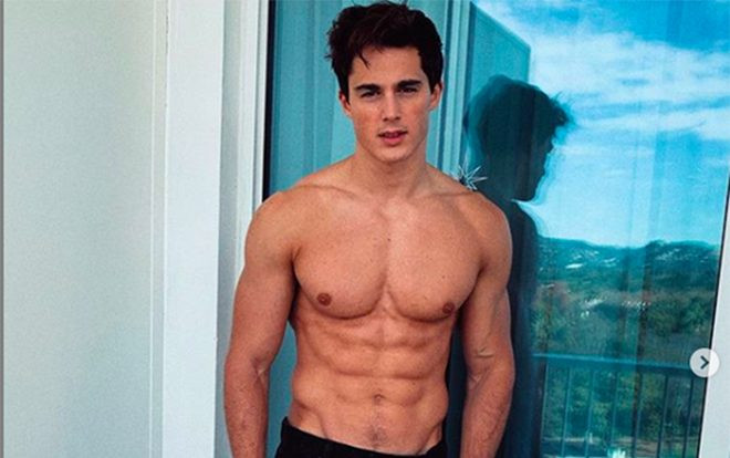 'Thầy giáo quyến rũ nhất thế giới' khoe thân hình 6 múi săn chắc, rắn rỏi Ảnh 2