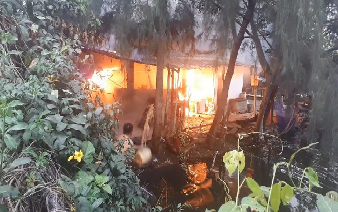 Căn nhà cấp 4 của quán câu cá phát hỏa, cột khói bốc cao hàng chục mét ở Sài Gòn Ảnh 2