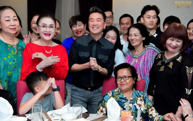 Đàm Vĩnh Hưng tổ chức tiệc sinh nhật cho mẹ ruột tại nhà hàng sang trọng Ảnh 2