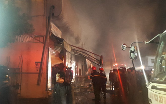 Chợ đầu mối lớn nhất Thanh Hoá bất ngờ bốc cháy trong đêm Ảnh 2