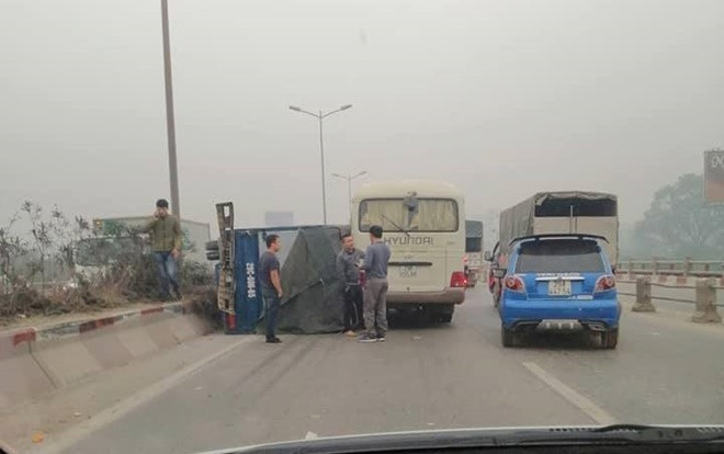 3 ô tô đâm nhau trên cầu Thanh Trì, giao thông ùn tắc kéo dài Ảnh 2