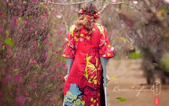 Xúc động bức hình cô gái khuyết tật đi giữa rừng hoa xuân: Khiếm khuyết về thể xác nhưng tinh thần và nghị lực luôn tỏa sáng Ảnh 2