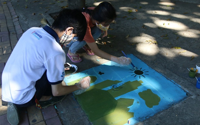 140 nắp cống trường Bách Khoa được sinh viên Kiến trúc tô điểm đầy màu sắc sinh động Ảnh 2