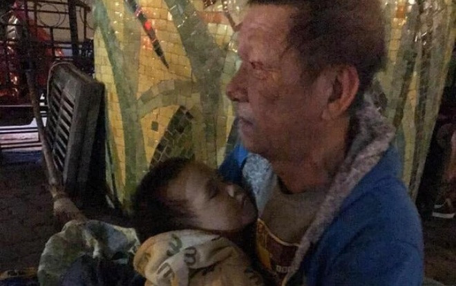 Cụ ông bế cháu 3 tuổi ngủ gầm cầu Chương Dương: Trung tâm bảo trợ tiếp nhận nuôi dưỡng, bé trai đã được mẹ đẻ đón về chăm sóc Ảnh 2