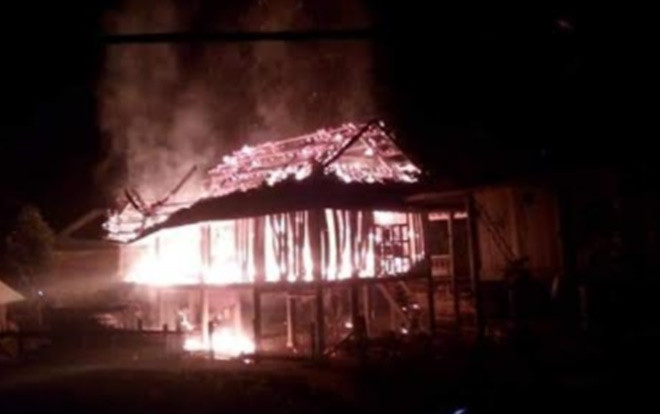 Uống rượu say rồi xảy ra mâu thuẫn với vợ, người đàn ông tự châm lửa đốt nhà trong đêm Ảnh 2