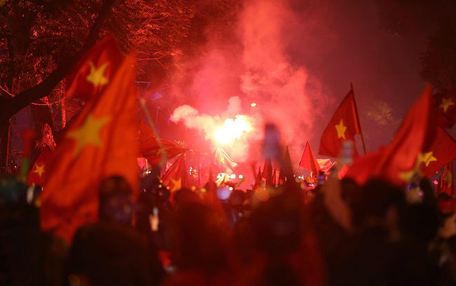 Chiến thắng quá thuyết phục trước đối thủ cực mạnh Jordan, hàng ngàn CĐV đổ ra đường ăn mừng chúc mừng đội tuyển Việt Nam Ảnh 2