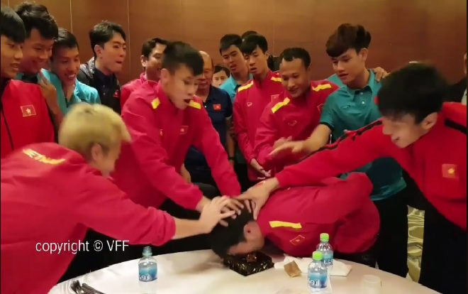 Cận cảnh HLV Park 'lừa' Đức Huy cho Quế Ngọc Hải úp bánh kem gây sốt Ảnh 2