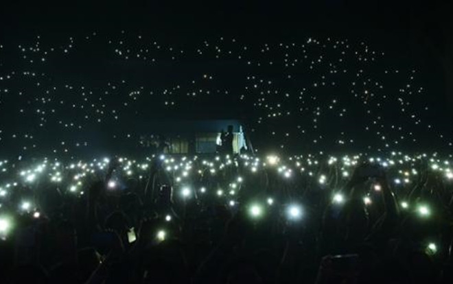 Clip nghìn like: Vui như sinh viên đi học quân sự - Bật đèn flash hòa ca giữa đêm tối hit 'Lạ lùng' của Vũ Ảnh 2