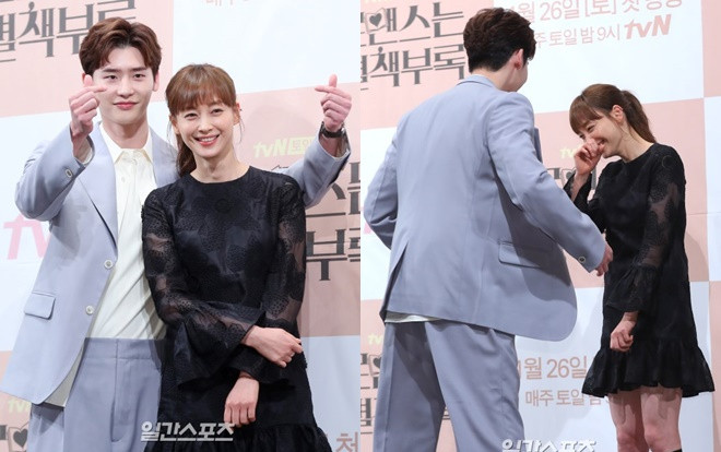 Họp báo 'Romance is A Bonus Book': Lee Jong Suk tinh nghịch, đáng yêu bên 'noona' Lee Na Young Ảnh 2