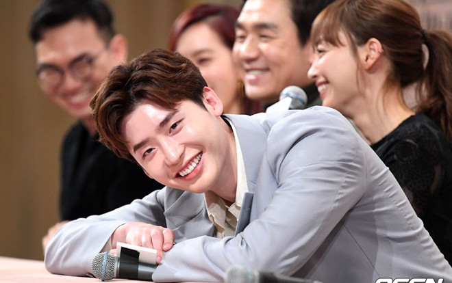 Lee Jong Suk nói sẽ nhập ngũ sớm và tiết lộ: 'Tôi là một fan lớn của chị Lee Na Young' Ảnh 2