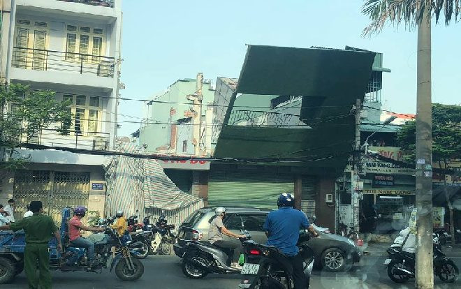 Bảng quảng cáo hơn 30m2 đổ đè vào trụ điện, nhiều người bỏ chạy thoát thân ở Sài Gòn Ảnh 2