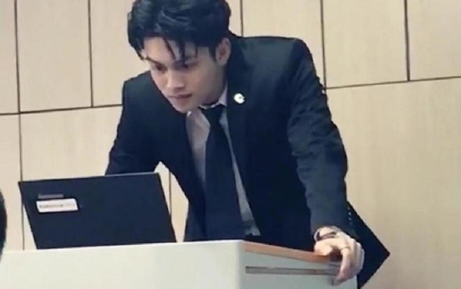 Thầy giáo soái ca chỉ đứng yên giảng bài cũng đủ 'tỏa sáng như kim cương' Ảnh 2