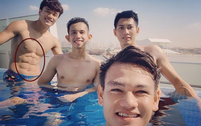 Đăng ảnh xả hơi cùng đồng đội, thủ môn Bùi Tiến Dũng lại gây sốt vì body chuẩn đốt mắt fan girl Ảnh 2
