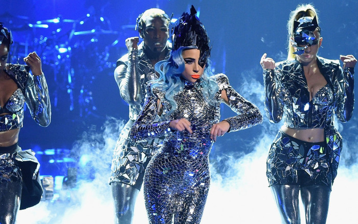 Show diễn Enigma: Bóc mẽ khoảnh khắc kém sang một-cách-đáng-yêu của Lady Gaga Ảnh 2