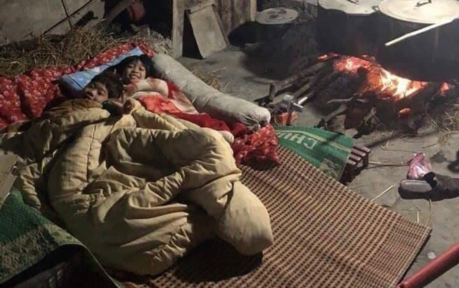 Sực nhớ về hương vị Tết xưa qua bức hình nụ cười ấm áp của 2 đứa trẻ đang nằm cuộn chăn trông nồi bánh chưng Ảnh 2