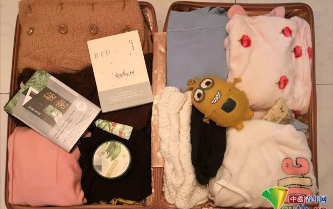 Vali về quê của sinh viên: Người mang sách về học, kẻ mua đầy quà cho bố mẹ, kẻ vác cả siêu thị bánh kẹo Ảnh 2