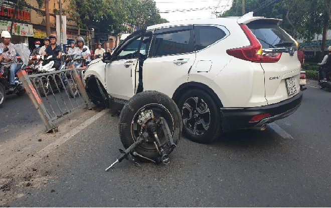 Tông dải phân cách, ô tô 7 chỗ rớt bánh ở Sài Gòn Ảnh 2