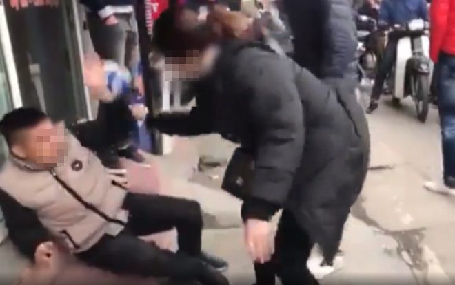 Xôn xao clip nam thanh niên bình luận 'tay nhanh hơn não' bị bà bầu đánh cho trận đòn nên thân, phải quỳ xin lỗi Ảnh 2