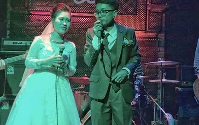 Cô dâu chú rể siêu ‘chất chơi’, người chơi trống người hát rock ‘Highway to hell’ quẩy nhiệt tình sau đám cưới Ảnh 2