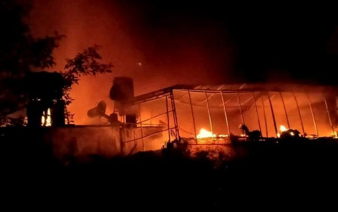 Hà Tĩnh: Nhiều ngôi nhà bốc cháy trong đêm, dân hoảng loạn tháo chạy Ảnh 2