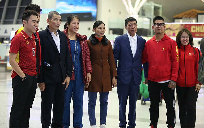 Bố mẹ Đoàn Văn Hậu, thủ môn Bùi Tiến Dũng và anh trai Quang Hải đã lên đường sang Dubai để 'tiếp lửa' cho tuyển Việt Nam Ảnh 2