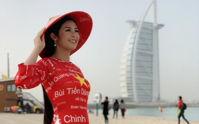 Hoa hậu Ngọc Hân mang cờ đỏ sao vàng qua Dubai cổ vũ cho đội tuyển Việt Nam Ảnh 2
