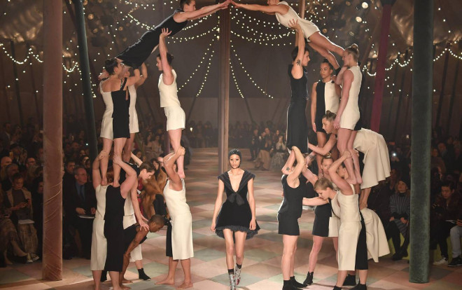 Chìm đắm ngất ngây trong gánh xiếc phù phiếm, xa hoa của Dior Haute Couture Ảnh 2