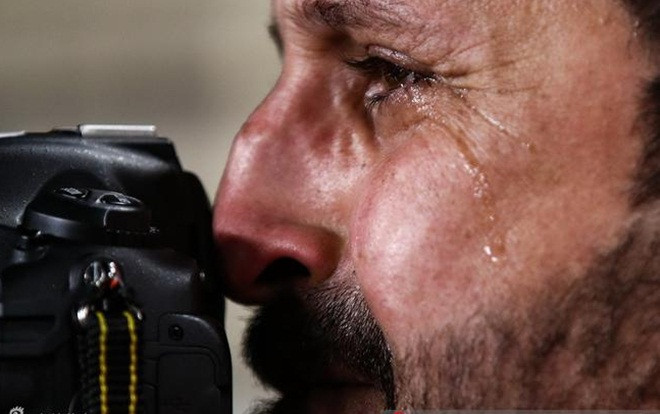 Bức ảnh gây xúc động nhất Asian Cup 2019: Giọt nước mắt của phóng viên Iraq trong lúc tác nghiệp khi đội nhà thua cuộc Ảnh 2