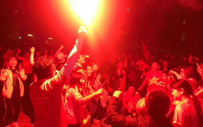 Những khoảnh khắc đáng nhớ của CĐV Việt Nam trong trận tứ kết gặp Nhật Bản Ảnh 2