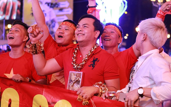 Vị đại gia đeo đầy vàng bất ngờ gây chú ý khi xuất hiện trên phố cổ vũ đội tuyển Việt Nam Ảnh 2