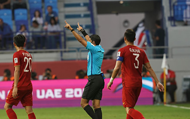 Giải mã động tác ra hiệu của trọng tài khi muốn dùng công nghệ V.A.R tại trận Việt Nam - Nhật Bản Ảnh 2