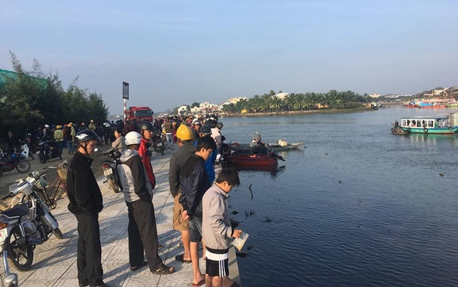 Ô tô lao xuống sông Hoài, 2 vợ chồng và con nhỏ tử vong Ảnh 2