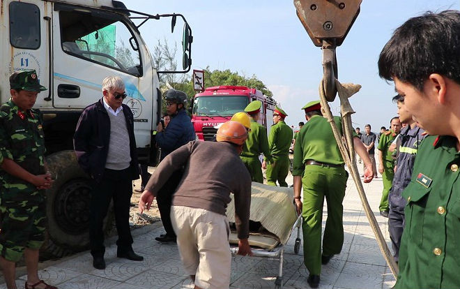 Lời kể của cô con gái 14 tuổi bơi vào bờ thoát chết trong vụ ô tô lao xuống sông Hoài Ảnh 2