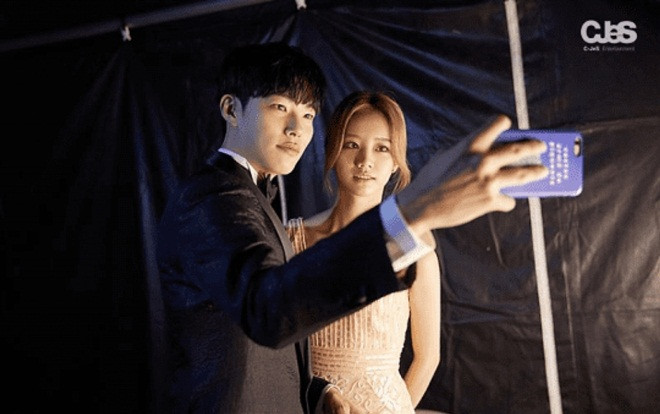 Phản ứng 'lạc lối' của K-net khi Ryu Jun Yeol tiết lộ vẫn hẹn hò với Hyeri (Girl's Day) Ảnh 2