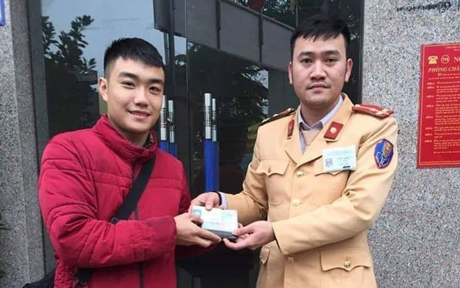 Tưởng mất Tết vì rơi ví tiền nào ngờ tìm lại được, nam sinh cảm động viết tâm thư gửi tới CSGT Hà Nội Ảnh 2