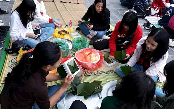 Thầy trò Lương Thế Vinh gói 2500 chiếc bánh chưng nghĩa tình tặng người nghèo ăn Tết Nguyên đán Ảnh 2