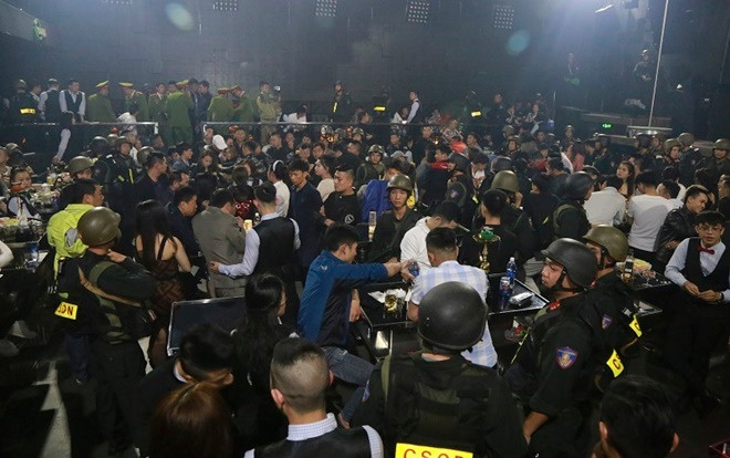 Đột kích quán bar phát hiện 100 người dương tính với ma túy, trong đó có cả nhân viên chơi cùng Ảnh 2