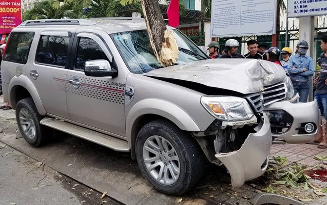 Nóng: Ô tô lao lên vỉa hè húc gãy đôi cây xanh, tông tử vong cháu bé 5 tuổi đứng chờ đèn đỏ cùng mẹ Ảnh 2