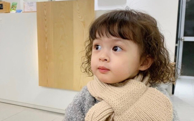 Sau màn cắt tóc ‘bát úp’ của bố Kiên, Cam cam đã làm tóc ‘súp lơ’ siêu đáng yêu ăn Tết rồi đây Ảnh 2