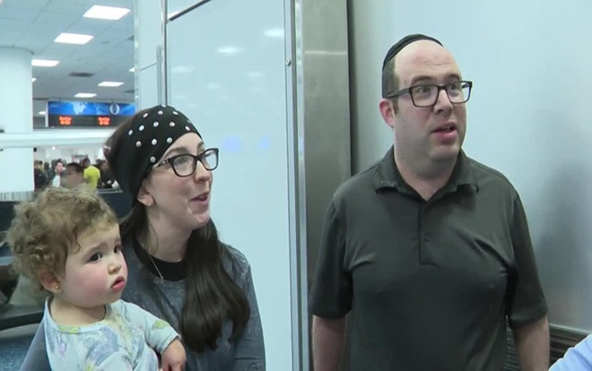 Quá nặng mùi, một gia đình bị mời khỏi… máy bay Ảnh 2