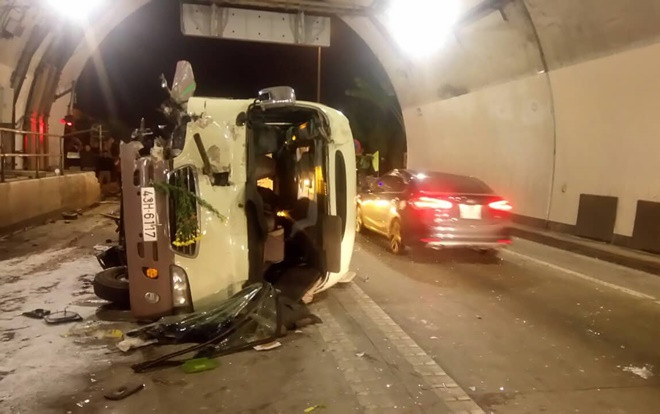 Xe khách bất ngờ lât nghiêng trước miệng hầm Hải Vân khiến 5 người bị thương Ảnh 2