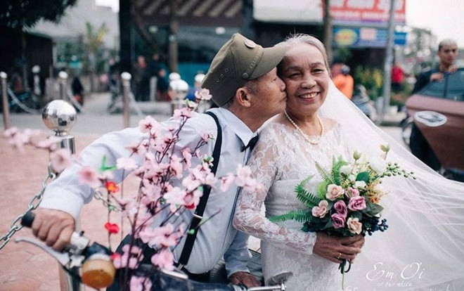 Phát sốt bộ ảnh kỉ niệm 65 năm ngày cưới của cặp vợ chồng già: 'Ông ngày nào cũng hỏi bà có còn yêu anh không?' Ảnh 2