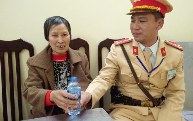 CSGT tình nguyện sử dụng xe cá nhân giúp đỡ bà cụ 68 tuổi bị lạc về quê đoàn tụ cùng gia đình đón Tết Ảnh 2