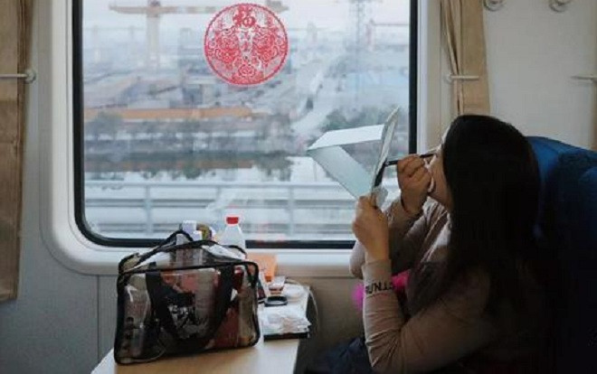 Đường về quê ăn Tết của dân Trung Quốc: Người tranh thủ chợp mắt, người vẫn không quên làm đẹp Ảnh 2