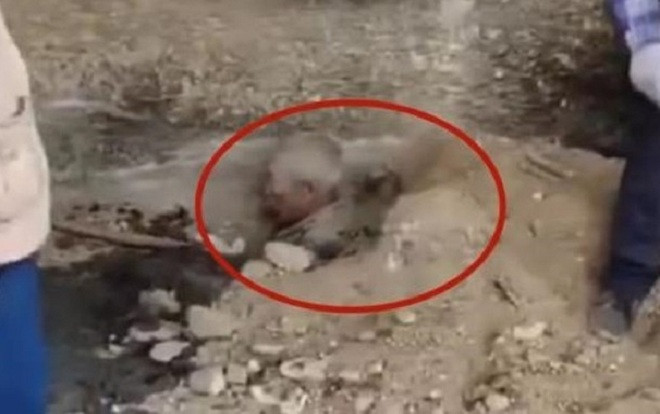 Xôn xao clip vợ chồng con trai chôn sống bố già ngoài 70, sự thật phía sau ai cũng lắc đầu ngao ngán Ảnh 2