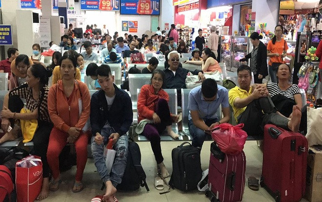 Hàng nghìn người vật vờ ở ga Sài Gòn vì sự cố tàu hỏa trật bánh ở Bình Thuận Ảnh 2