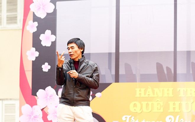 TS Lê Thẩm Dương tiễn hàng nghìn sinh viên Hà Nội về quê ăn Tết Ảnh 2