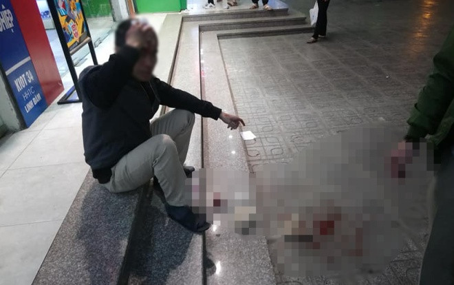 Đang ngồi uống trà đá dưới sảnh chung cư Linh Đàm, người đàn ông bị gạch đá rơi trúng đầu chấn thương Ảnh 2